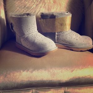 NIB Gray Mini UGG boots with bow